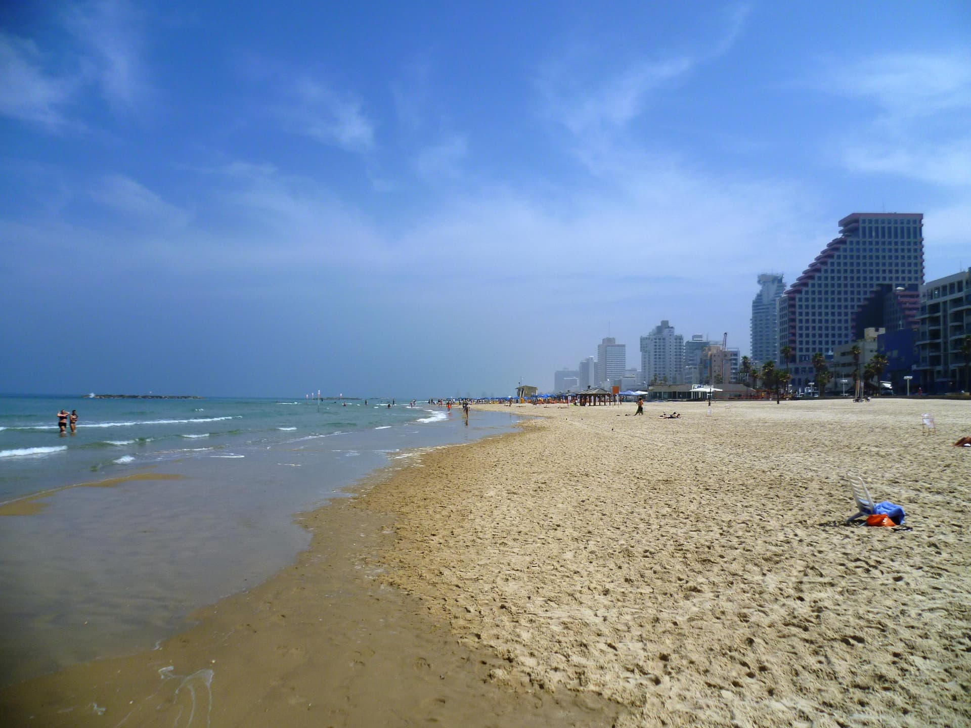 חוף אביב (גאולה) בתל אביב — רצועת החול הרחבה וקו הרקיע של העיר